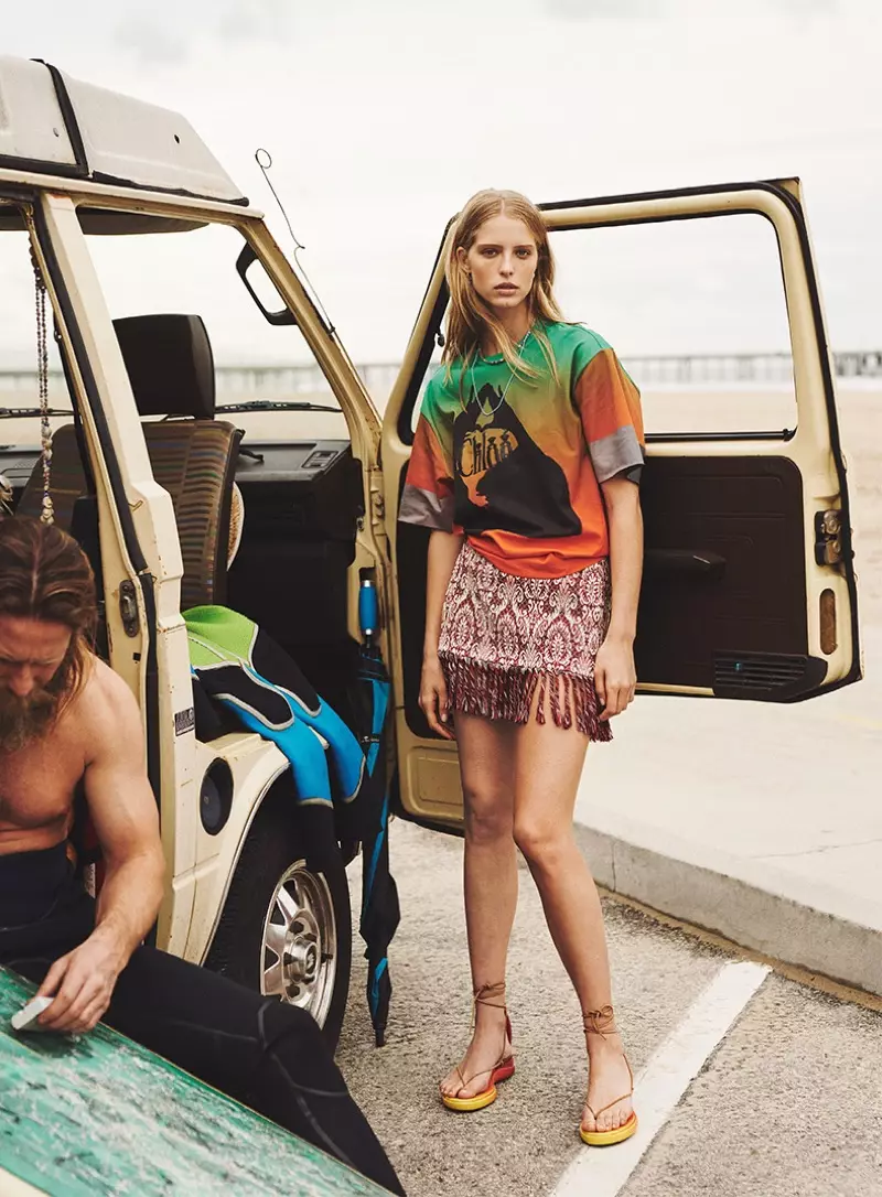 Abby Champion dia mandray ny fironana Surf amin'ny Sunday Times Style