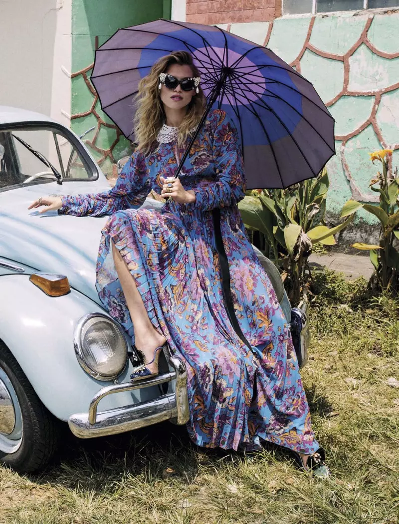 Hana Jiříčková se obléká do barevných potisků pro Vogue Mexico