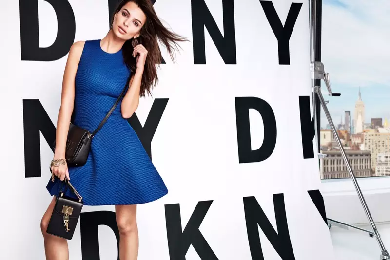 Emily Ratajkowski viste un vestido azul na campaña primavera-verán 2018 de DKNY