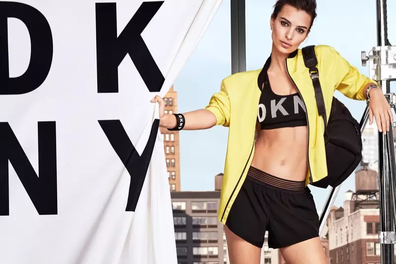 Emily Ratajkowski memodelkan pakaian aktif dalam kempen musim bunga-musim panas 2018 DKNY