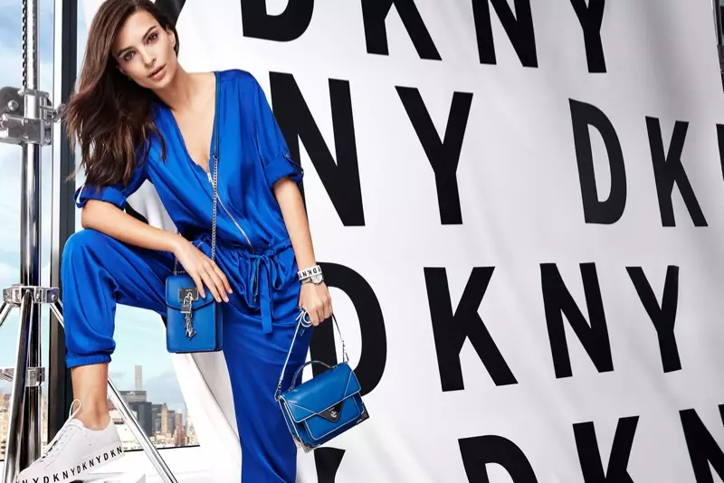 Klædd í bláa, Emily Ratajkowski stendur fyrir herferð DKNY vor-sumar 2018