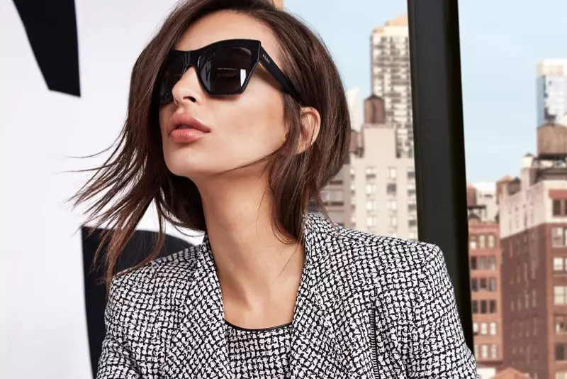 模特 Emily Ratajkowski 在 DKNY 2018 春夏廣告大片中佩戴太陽鏡