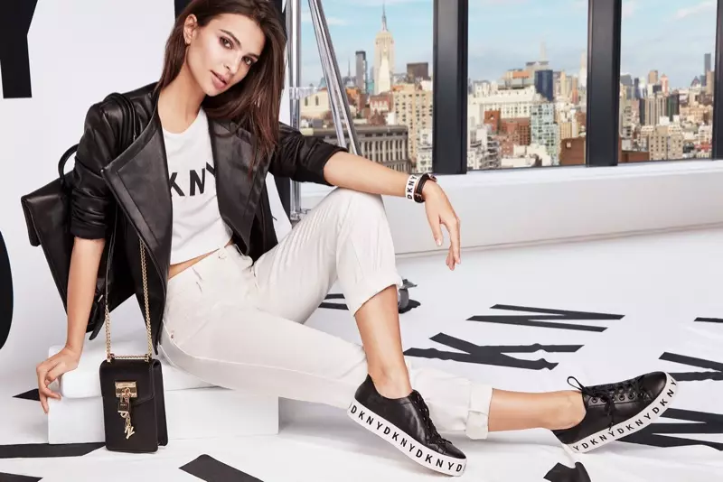 D'Emily Ratajkowski steet virun der DKNY Fréijoer-Summer 2018 Kampagne