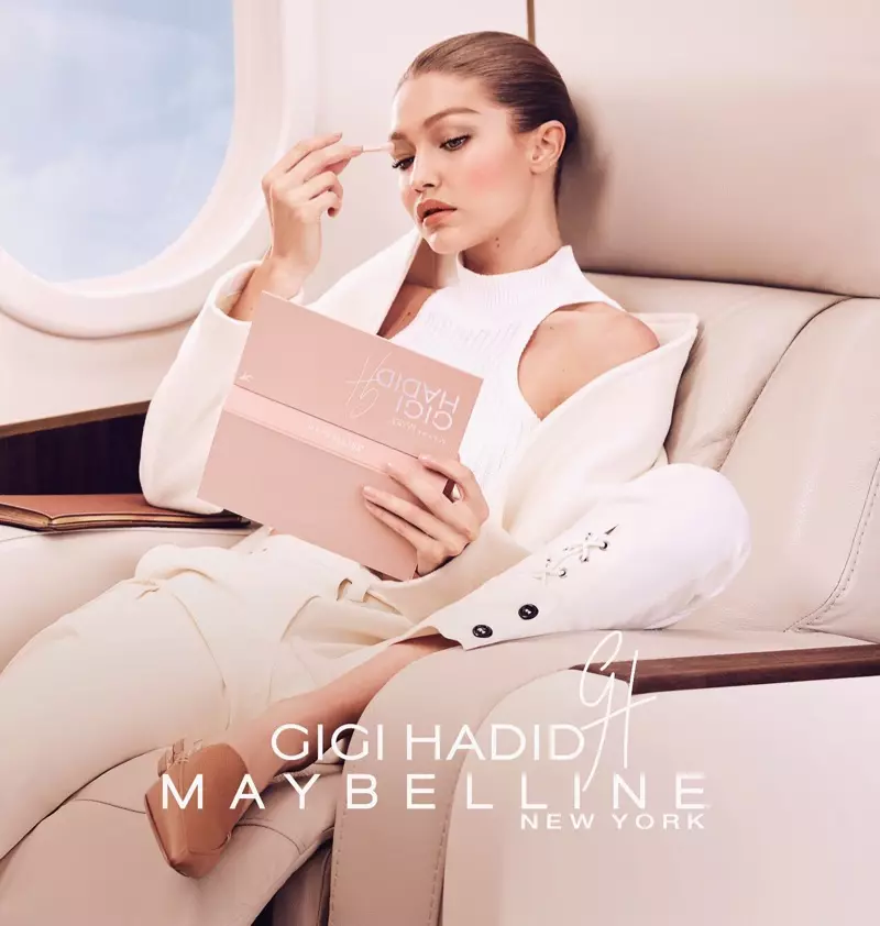 Gigi Hadid pózuje s paletkou GigixMaybelline Jetsetter