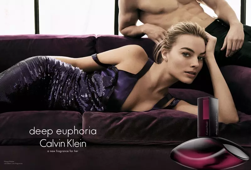 Margot Robbie apare în campania de parfumuri Deep Euphoria a lui Calvin Klein