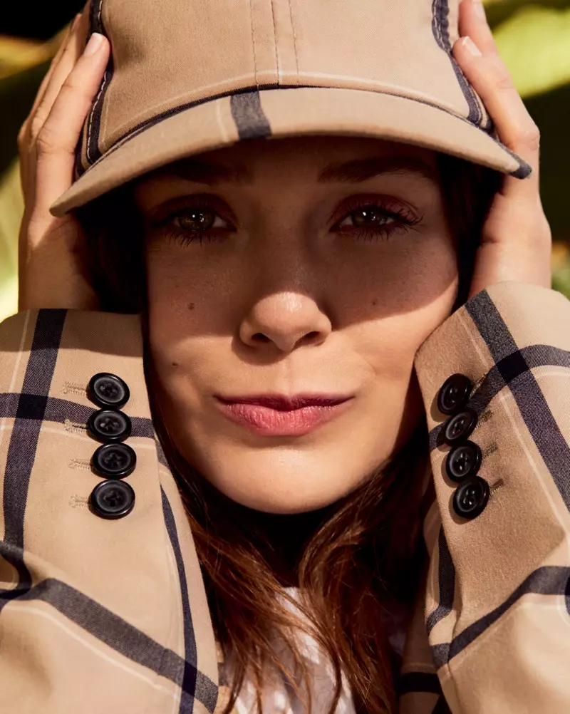 Handa na para sa kanyang closeup, nag-pose si Elizabeth Olsen sa checkered cap at jacket