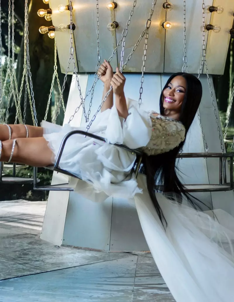 Nicki Minaj spillt an der H&M Holiday 2017 Kampagne