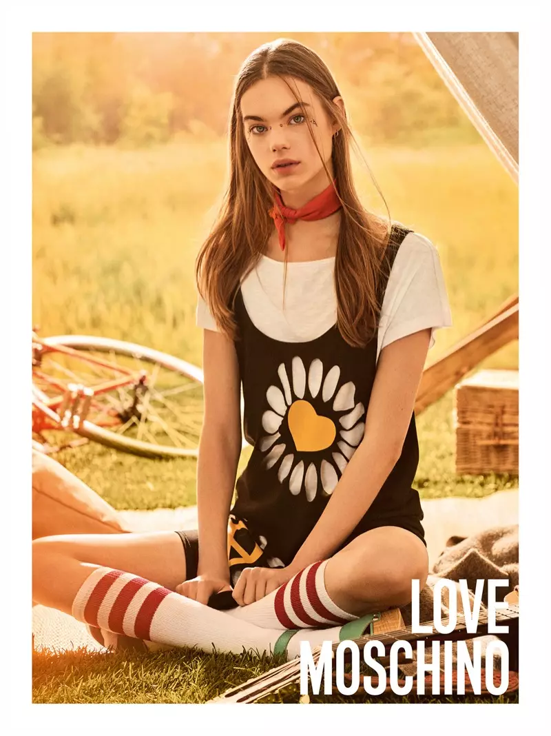 U-Estella Boersma uyi-Flower Child in Love Moschino's Spring Campaign 2017