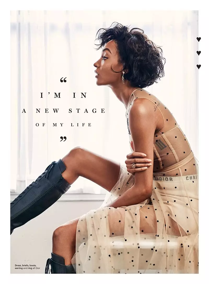 Jourdan Dunn ku hin lingên xwe dihejîne, kurte, pêlav û cilê Dior li xwe dike