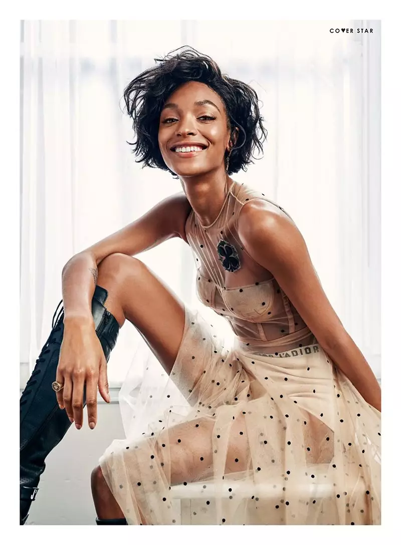 Всички усмивки, Jourdan Dunn позира в рокля на Dior, слипове и ботуши