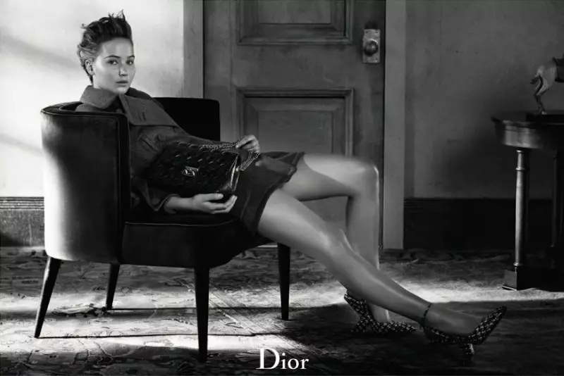 Jennifer Lawrence nọ ọdụ maka akwụkwọ akụkọ Dior Fall/Winter 2013