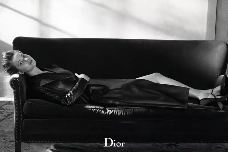 Дженнифер Лоуренс 2013 жылғы күз-қыс мезгілінде Dior журналына отырды