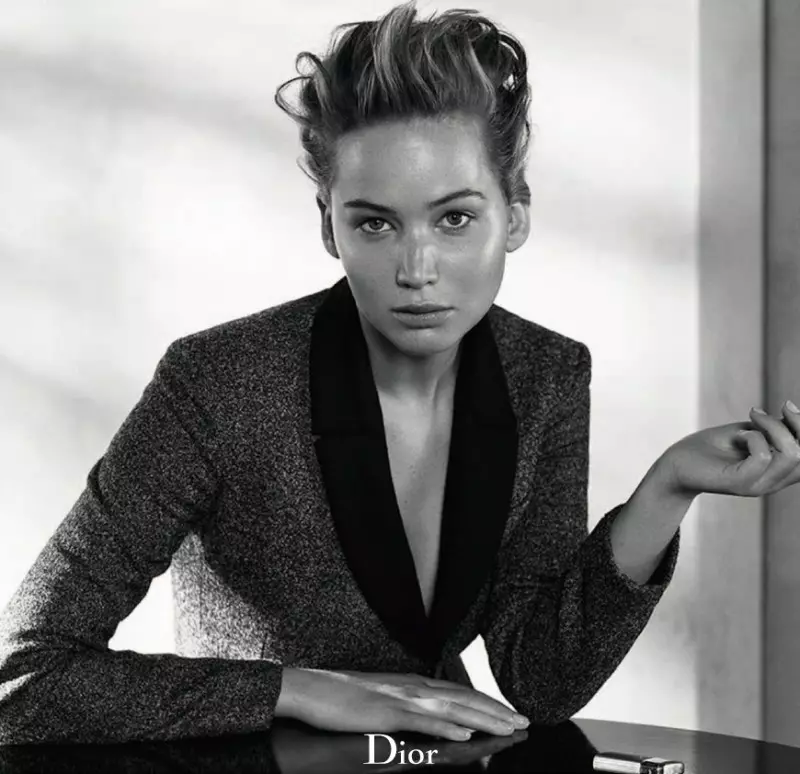 Jennifer Lawrence sitzt für das Dior Magazin Herbst/Winter 2013