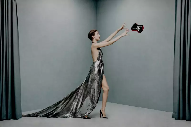 Model posiert mit Schuhspitzen-Clutch von Christian Louboutin und Pumps von So Kate