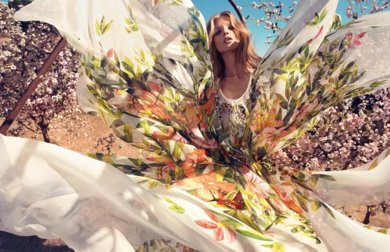 Nagulat si Anna Selezneva sa Blumarine's Spring 2013 Campaign ni Camilla Akras