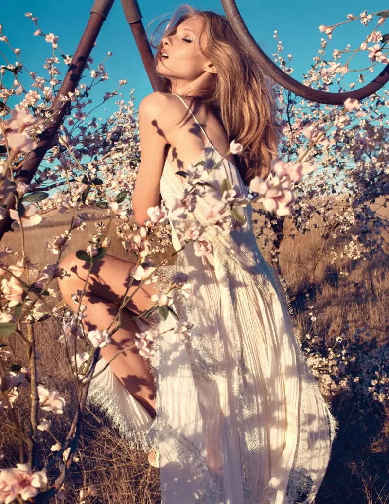 Anna Selezneva deslumbra en la campaña Primavera 2013 de Blumarine por Camilla Akrans