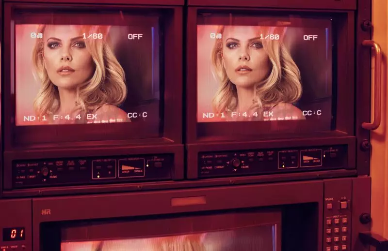 Nang-aakit si Charlize Theron para sa June InStyle Shoot ni Michelangelo di Battista