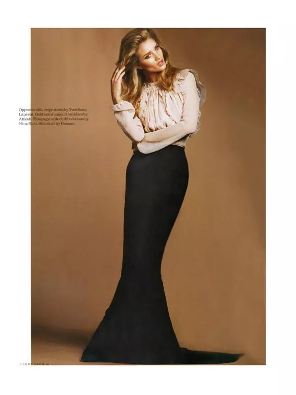 Elle UK အတွက် ဇူလိုင်လ 2011 ခုနှစ်အတွက် Terry Tsiolis မှ Rosie Huntington-Whiteley