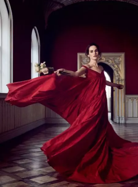 Michelle Dockery Berpose dengan Gaun Elegan untuk Town & Country UK