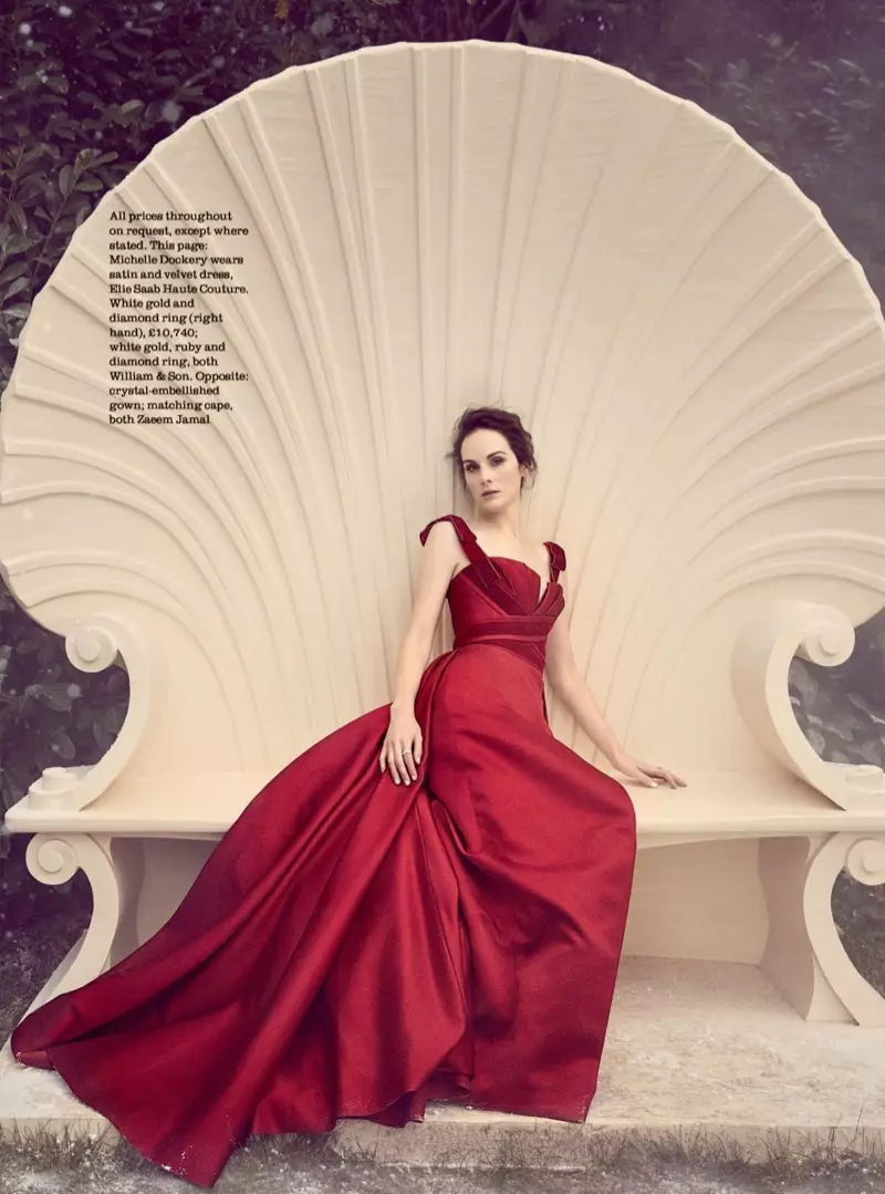 Klädd i rött, bär Michelle Dockery Elie Saab Haute Couture satin och sammetsklänning