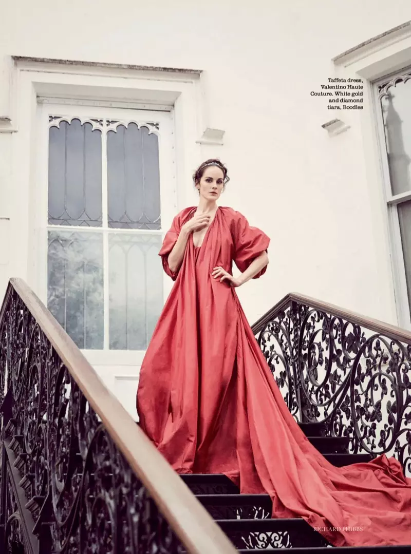 Michelle Dockery သည် လှေကားထစ်ပေါ်တွင် မတ်တတ်ရပ်ကာ Valentino Haute Couture ဂါဝန်ကို ၀တ်ဆင်ထားသည်။