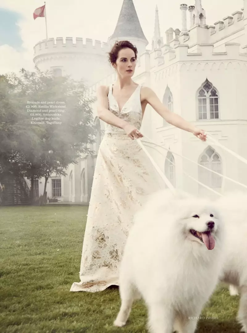 Köpeklerle poz veren Michelle Dockery, Emilia Wickstead brokar ve inci elbisesi giyiyor