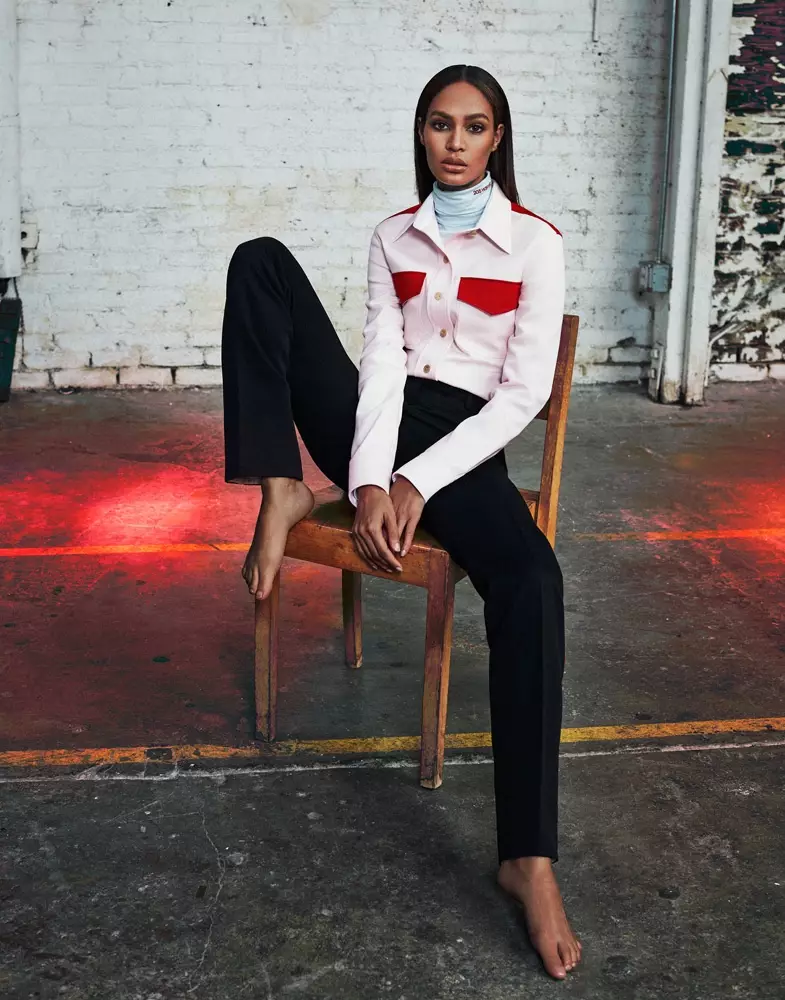 Joan Smalls ji bo ELLE Rûsya bi Stylesên Sleek Pose