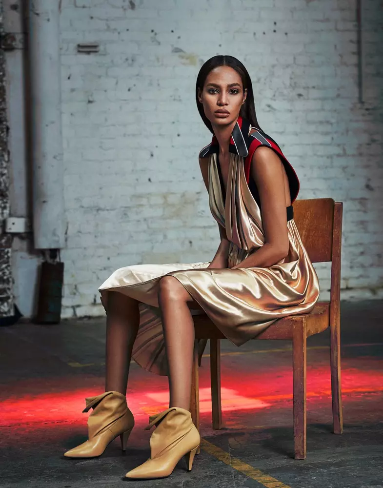 Joan Smalls ya tsaya a cikin Sleek Styles don ELLE Russia