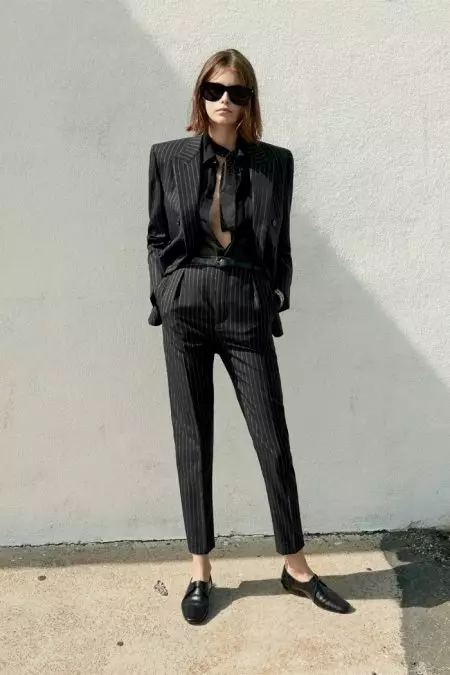 Kaia Gerber Exudes Cool ni Saint Laurent ohun asegbeyin ti 2020 Gbigba