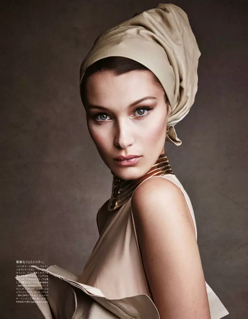 Bella Hadid posearret yn chique lagen foar Vogue Japan