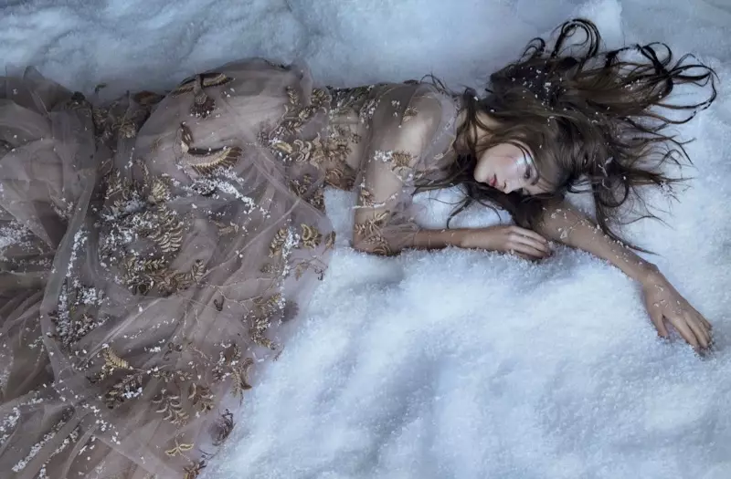 Grace Elizabeth modelon modën e mbretëreshës së akullit në Vogue Mexico