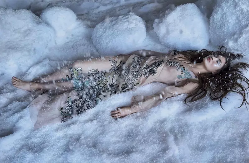 Grace Elizabeth modelon modën e mbretëreshës së akullit në Vogue Mexico