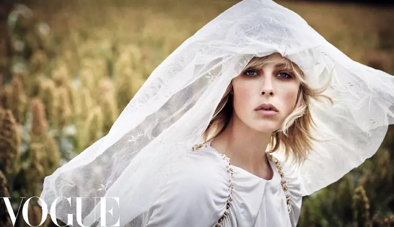 Edie Kempbell Vogue China uchun orzu qilingan tashqi ko'rinish uslubini modellashtiradi