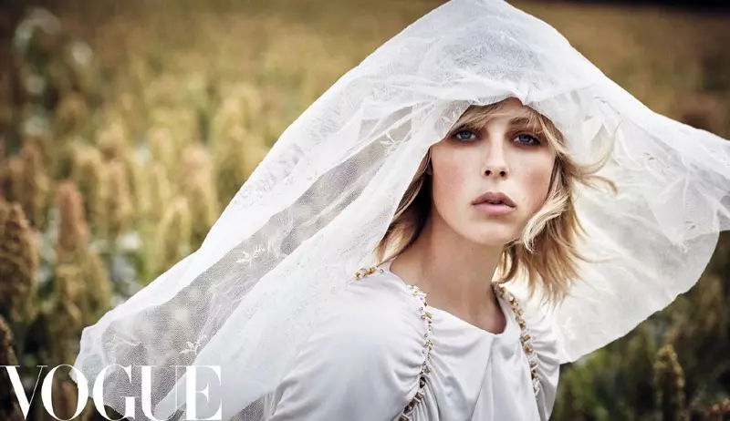 Edie Campbell Menmodelkan Gaya Luar Idaman untuk Vogue China