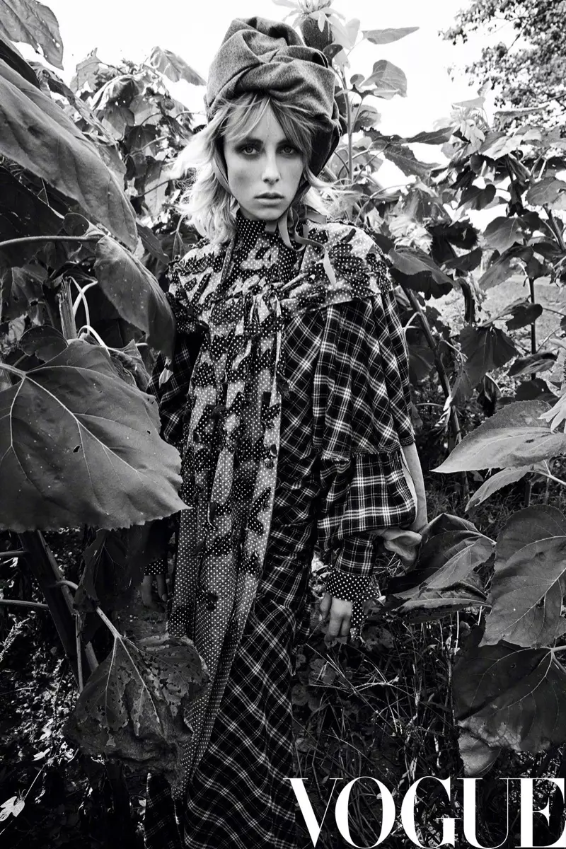 Η Edie Campbell μοντελοποιεί Dreamy Outdoor Style για τη Vogue China