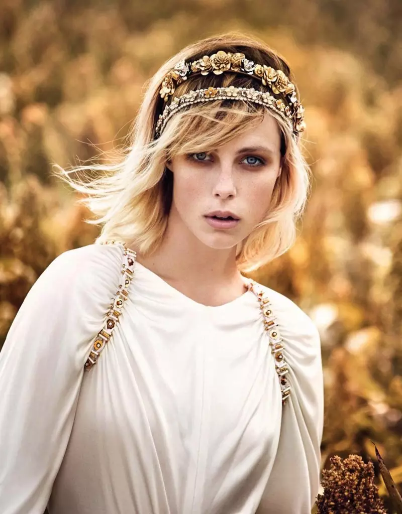 Edie Campbell Menmodelkan Gaya Luar Idaman untuk Vogue China