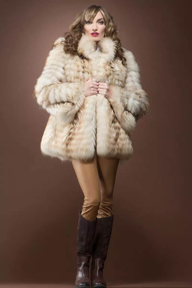 EM-EL Finn Raccoon Feathered Fur Jacket $2,450 - ဤရက်ကွန်းသားမွေးအင်္ကျီတွင် ဖြူစင်သောဒရာမာကို ခံစားလိုက်ပါ။ ခြေထောက်ကျယ်တဲ့ ဘောင်းဘီရှည် ဒါမှမဟုတ် ကြော့ရှင်းတဲ့ဂါဝန်ကို ၀တ်ဆင်ထားတဲ့ မြင်ကွင်းကို ဖြတ်လိုက်ပါ။