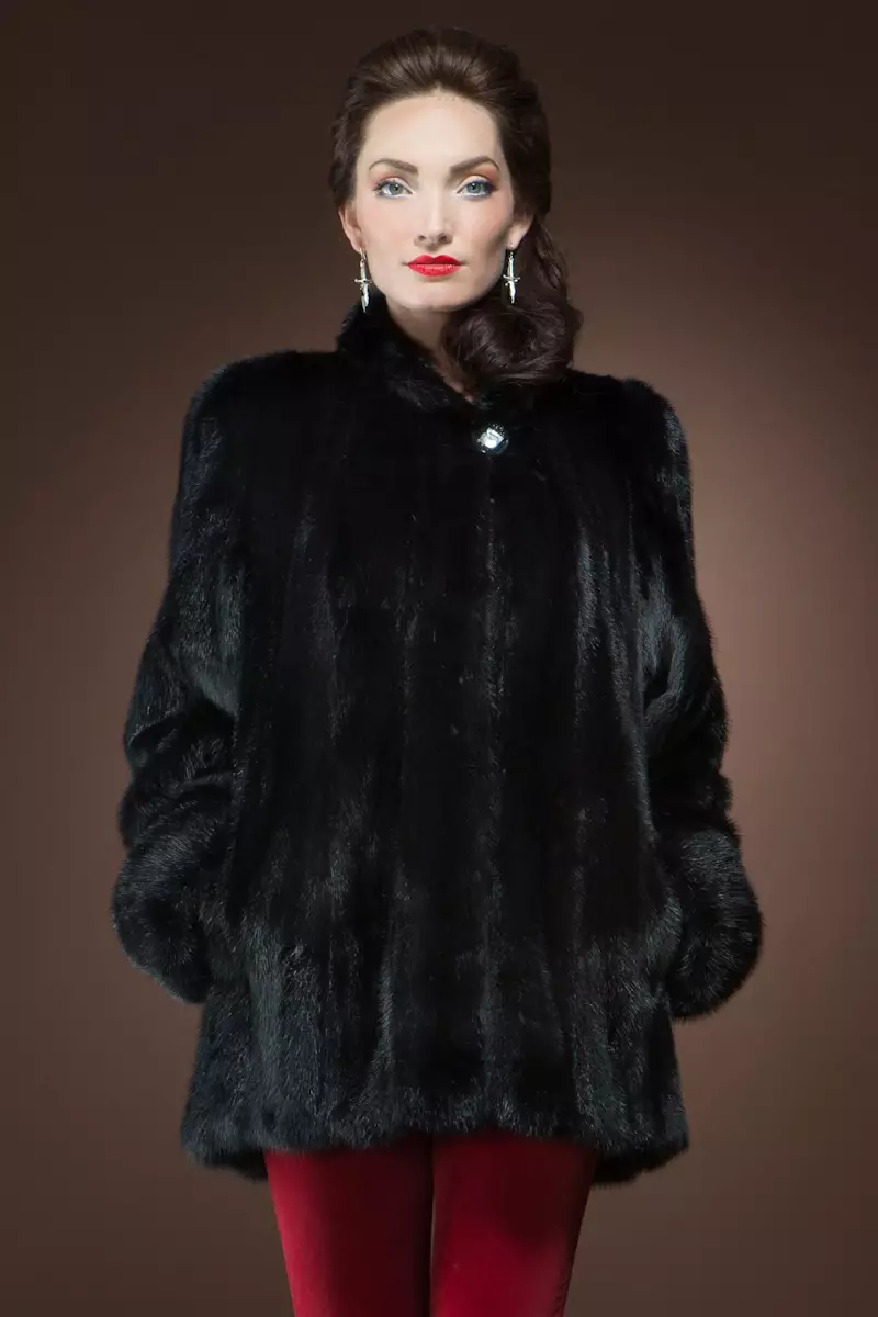 EM-EL Ranch Mink Fur Coat $ 4,900 - Shirya don juya kawunansu a cikin wannan kyakkyawan jaket na mink. Baƙar fata mai ban mamaki yana da yawa kuma ana iya sawa yayin taron rana ko maraice.