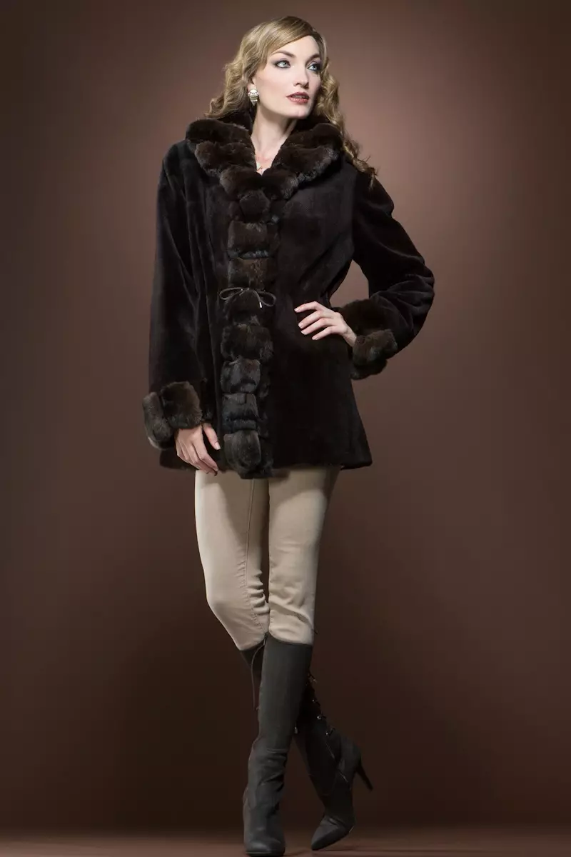 EM EL Reversible Brown Sheared Mink and Chinchilla Fur Jacket 5.099$ - Διοχετεύστε το εσωτερικό σας αστέρι του κινηματογράφου της δεκαετίας του 1940 με ένα γούνινο τζάκετ τσιντσιλά. Φορέστε ένα κομψό φόρεμα σε μια ειδική περίσταση ή κάντε το πιο casual με κάποιο παντελόνι.