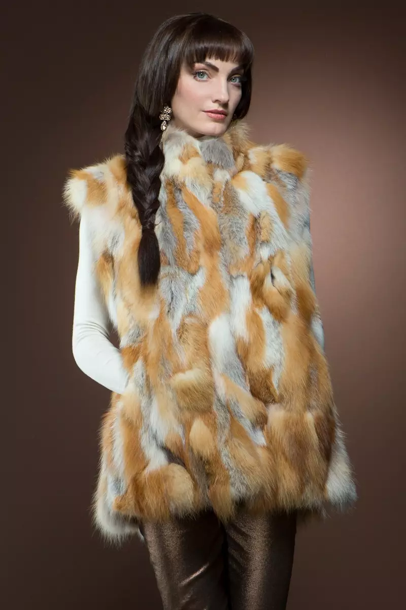 Mary McFadden Red Patchwork Fox Fur Vest $1,395 - Raiso ny fijery retro miaraka amin'ity akanjo lava volom-bolo mena ity. Fanatanjahantena miaraka amin'ny pataloha jeans mahia ho an'ny tovovavy mahafinaritra.