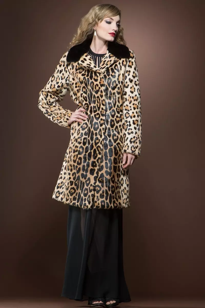 EM-EL Animal Print Kidskin Mink Mid-Length Fur Coat $2,390 - ကျားသစ်ပုံနှိပ်အင်္ကျီက သင့်ကို ပါတီပွဲရဲ့ ဆွဲဆောင်မှုဖြစ်စေမှာ သေချာပါတယ်။ ဒူးအရှည်နဲ့ထိလို့ ဒီအင်္ကျီကို စကတ်ရှည် ဒါမှမဟုတ် culotte ဘောင်းဘီနဲ့ တွဲဝတ်ပါ။