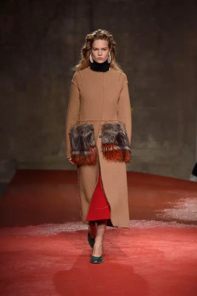 Un look de la colección otoño-invierno 2015 de Marni