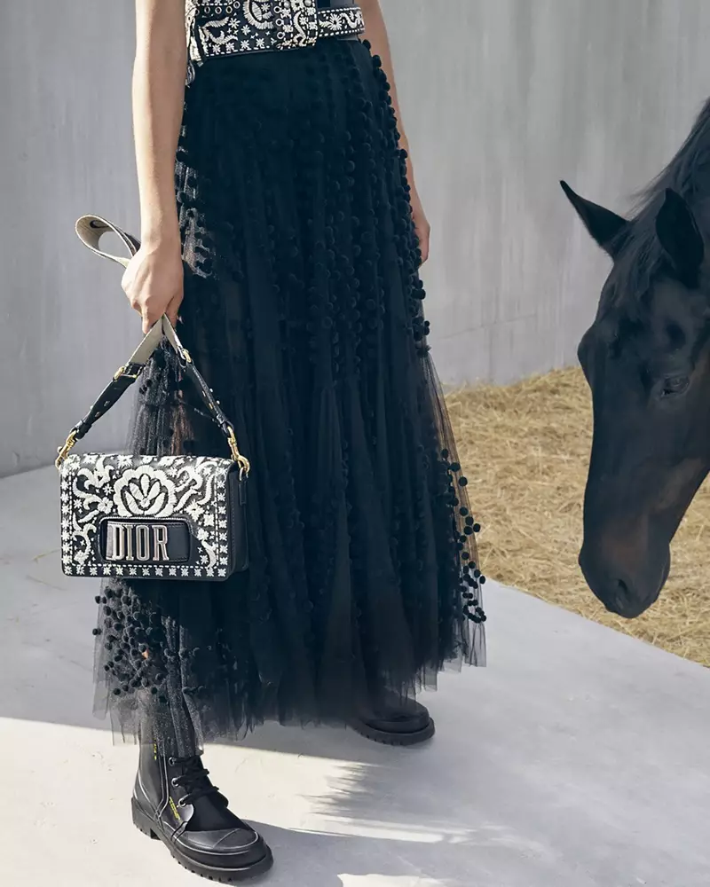 Dior kruiz 2019 kampaniyasında çantaları diqqət mərkəzində saxlayır