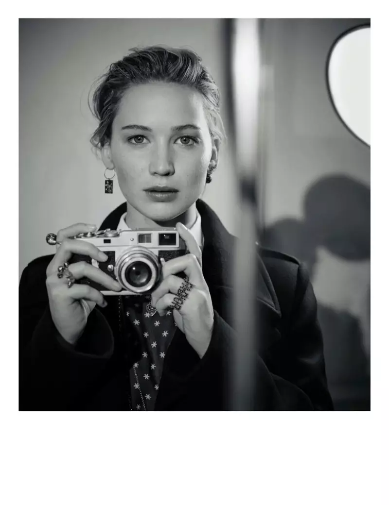 Nagpo-pose gamit ang isang camera, lumilitaw si Jennifer Lawrence sa pre-fall 2018 campaign ni Dior