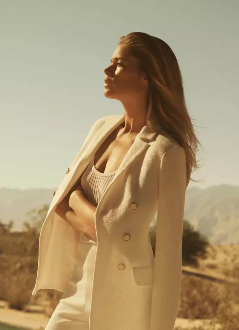 La modelo Doutzen Kroes luce un blazer en la campaña primavera 2019 de St. John