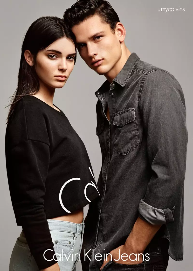 Kendall Jenner pose sareng modél lalaki Simon Nessman pikeun iklan Calvin Klein Jeans