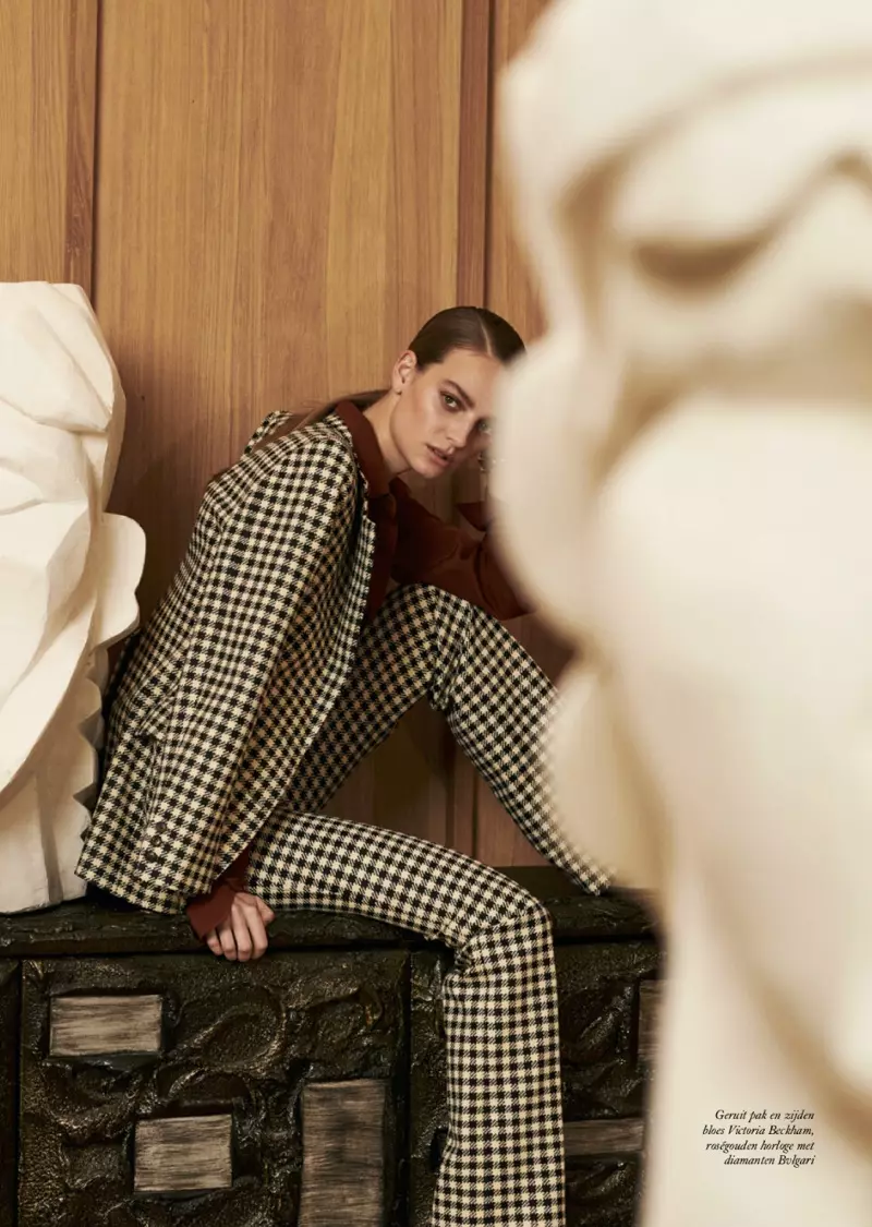 Model Ine Neefs Gaya Canggih untuk Harper's Bazaar Belanda