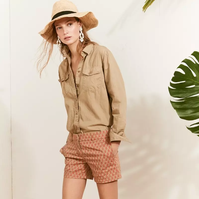 J. Crew pakkebar stråhatt, øredobber med blomster og perler, trøtt overdimensjonert gutteskjorte og SZ-blokktrykk for J. Crew Chino Short i neon Patti Leaf