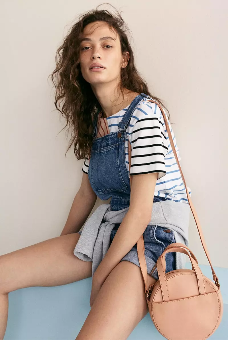 Madewell Short Overalls, Easy Crop Tee mu Stripe Mix ndi The Juno Circle Crossbody Bag