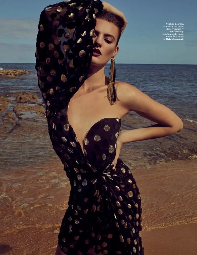 Montana Cox situr fyrir í Luxe Beach Fashions fyrir Marie Claire Spain